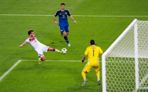 After controlling the ball on his chest, Mario Götze strikes... (Danilo Borges/Portal da Copa / CC-BY-3.0)