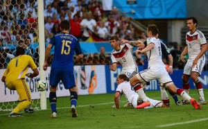 Benedikt Höwedes hits the post right at the end of the first half (Agência Brasil / CC-BY-BR-3.0)